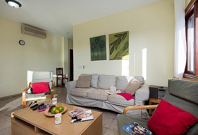 Living room with WiFi, TV, DVD player and terrace access . - Casa Raul . (Galería de imágenes) }}