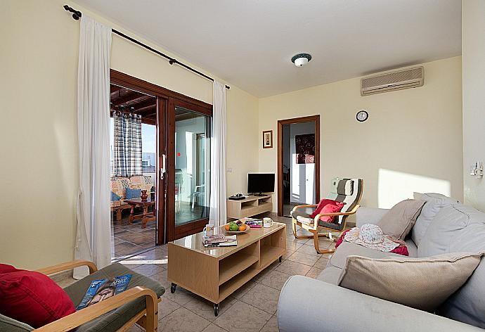 Living room with WiFi, TV, DVD player and terrace access . - Casa Raul . (Galería de imágenes) }}