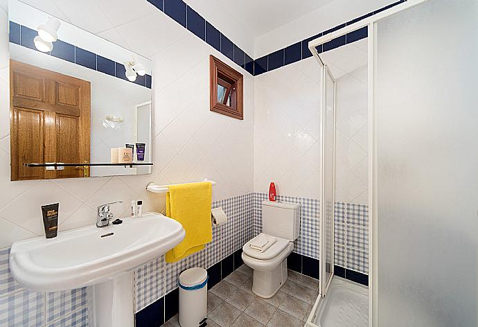 Bathroom with shower . - Casa Raul . (Galería de imágenes) }}