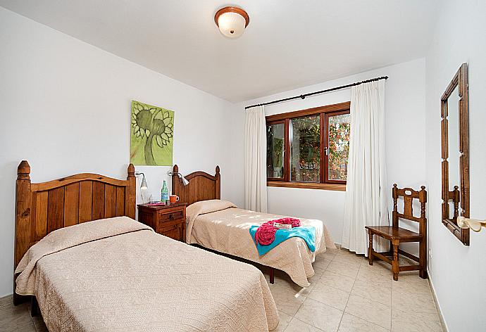 Twin bedroom  . - Casa Raul . (Galería de imágenes) }}