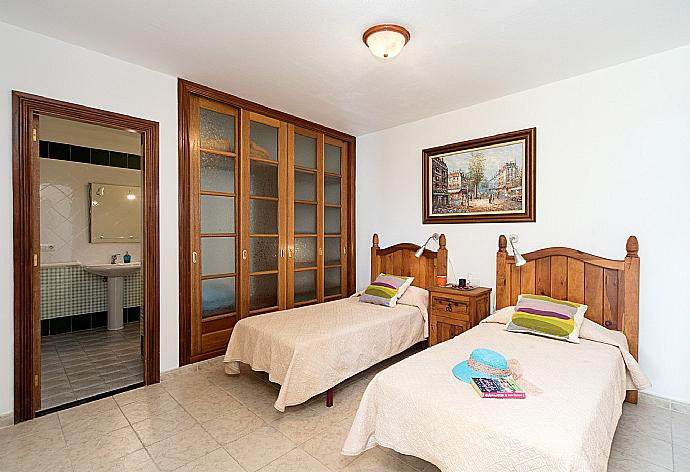 Twin bedroom with en suite bathrooom . - Casa Raul . (Galería de imágenes) }}