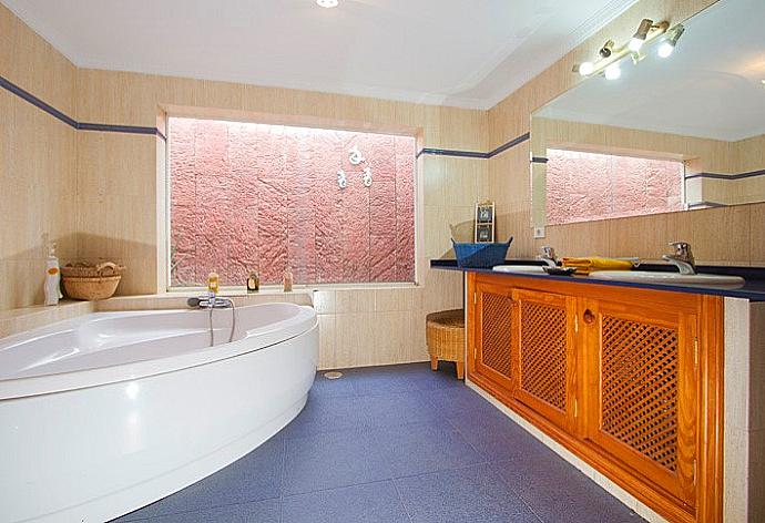 Bathroom with bath and shower . - Villa Palmira . (Photo Gallery) }}