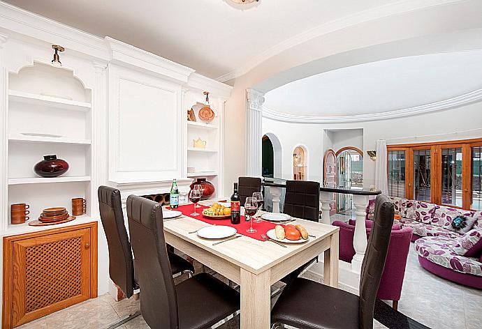 Dining area . - Villa Palmira . (Fotogalerie) }}