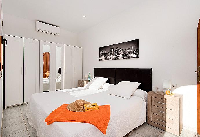 Double bedroom with A/C . - Villa Palmira . (Fotogalerie) }}