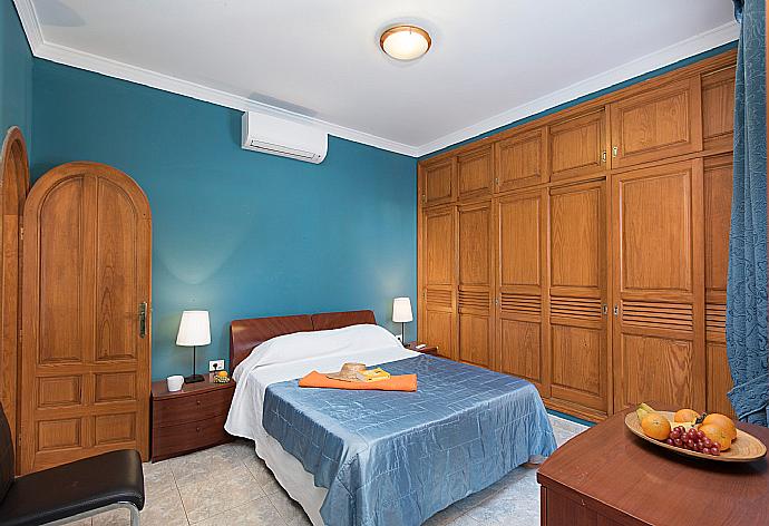 Double bedroom with A/C and en suite bathroom . - Villa Palmira . (Galerie de photos) }}