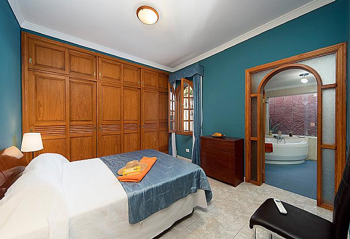 Double bedroom with A/C and en suite bathroom . - Villa Palmira . (Galerie de photos) }}