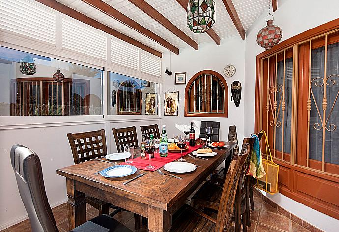 Dining area with terrace access . - Villa Palmira . (Fotogalerie) }}