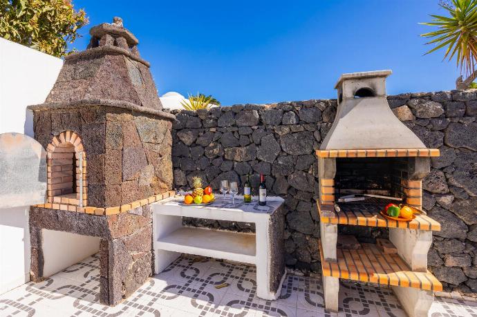 Terrace area with BBQ . - Villa Palmira . (Fotogalerie) }}