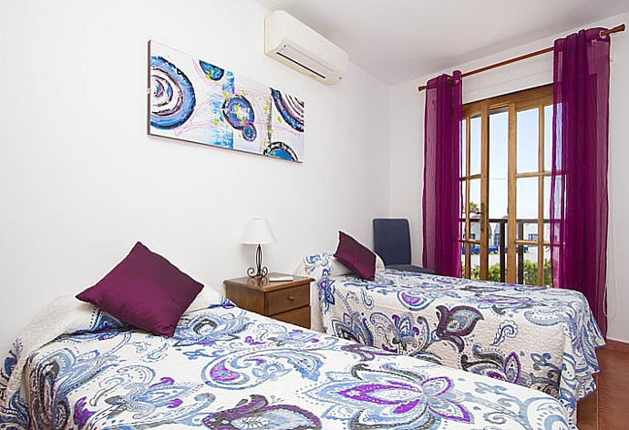 Twin bedroom with A/C . - Villa Julianne 1 . (Galleria fotografica) }}