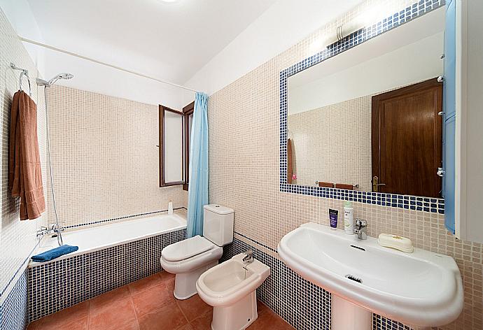 Bathroom with bath . - Villa Julianne 1 . (Photo Gallery) }}