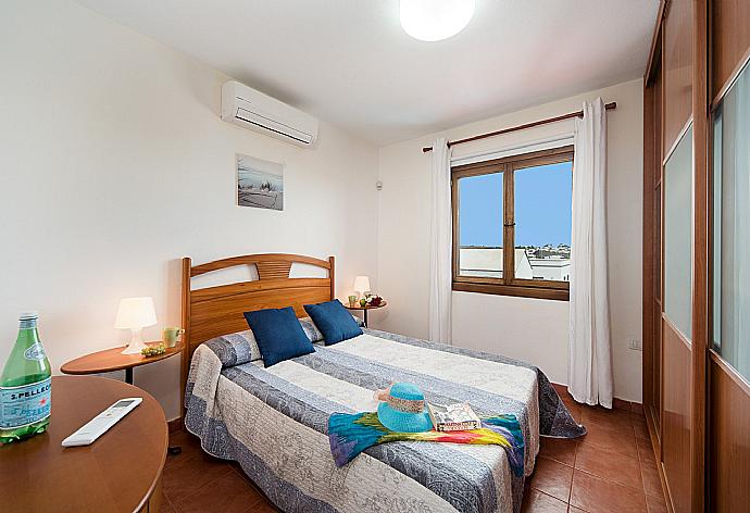 Double bedroom with A/C . - Villa Julianne 1 . (Fotogalerie) }}