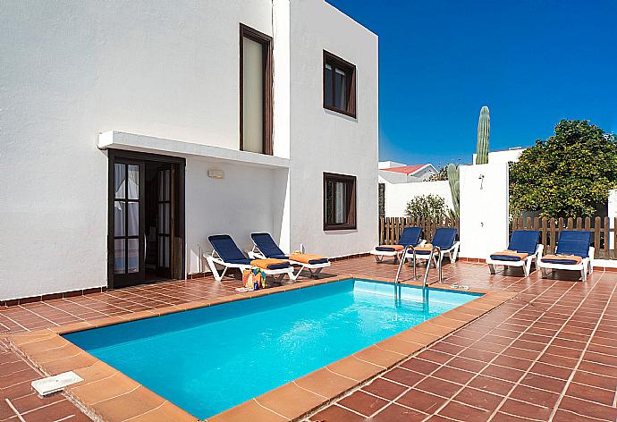 Private pool with terrace area and pool table . - Villa Julianne 1 . (Galleria fotografica) }}