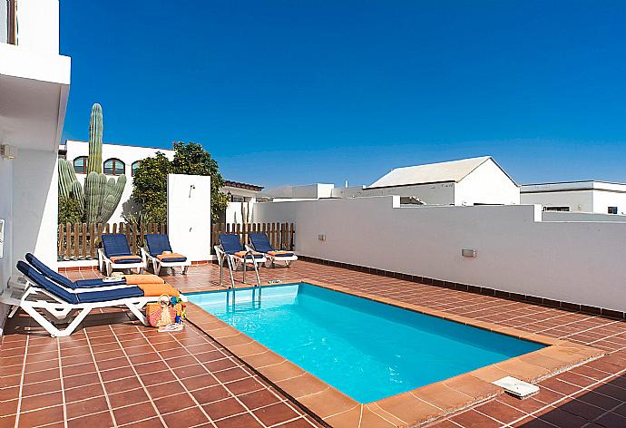 Private pool with terrace area and pool table . - Villa Julianne 1 . (Fotogalerie) }}