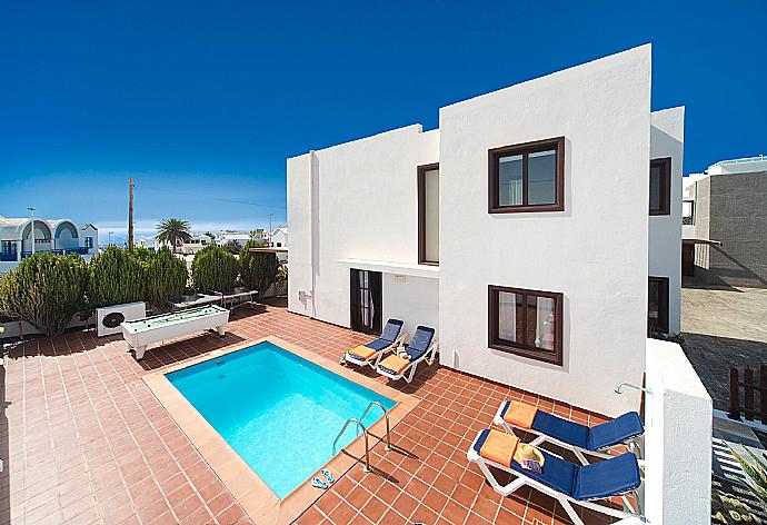 ,Private pool with terrace area and pool table . - Villa Julianne 1 . (Galería de imágenes) }}