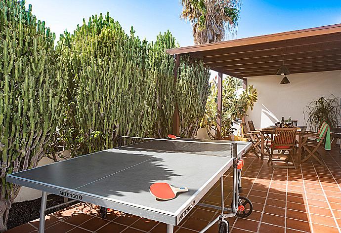 Private pool with terrace area and ing pong table . - Villa Julianne 1 . (Galería de imágenes) }}