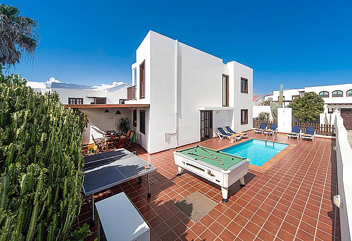 Private pool with terrace area and pool table . - Villa Julianne 1 . (Galleria fotografica) }}