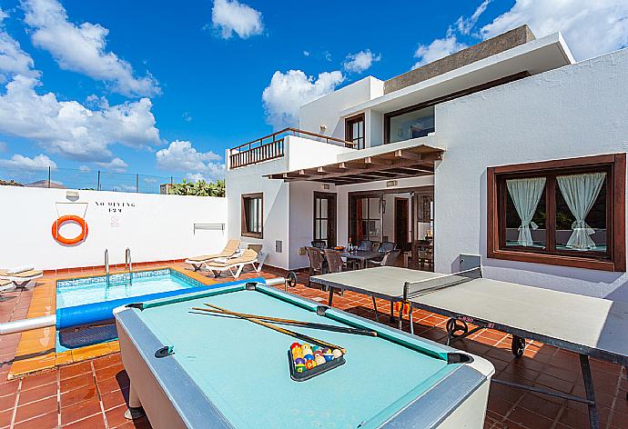 Terrace area with pool table and table tennis . - Villa Julianne 4 . (Galería de imágenes) }}