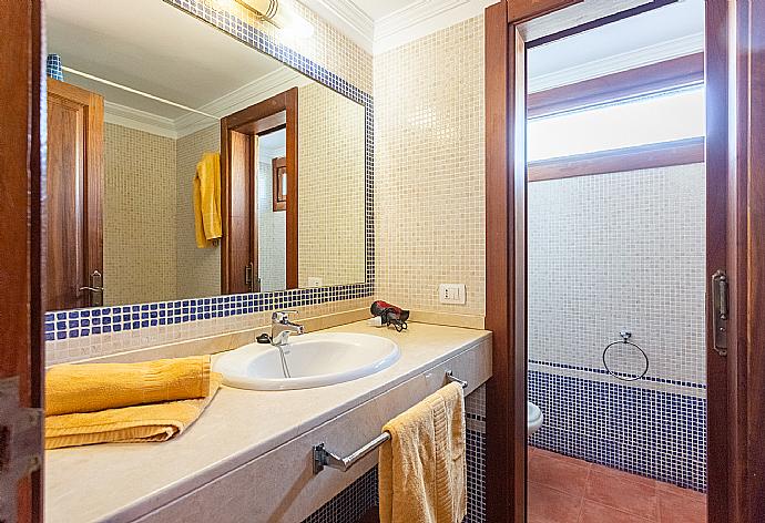 Family bathroom with bath and shower . - Villa Julianne 4 . (Photo Gallery) }}