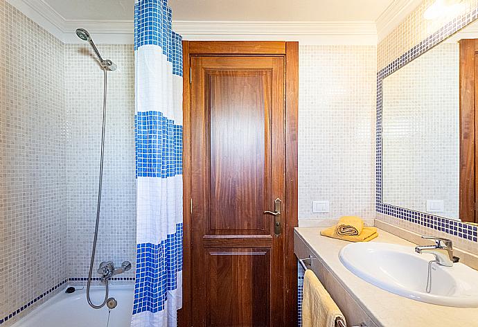 Family bathroom with bath and shower . - Villa Julianne 4 . (Galerie de photos) }}