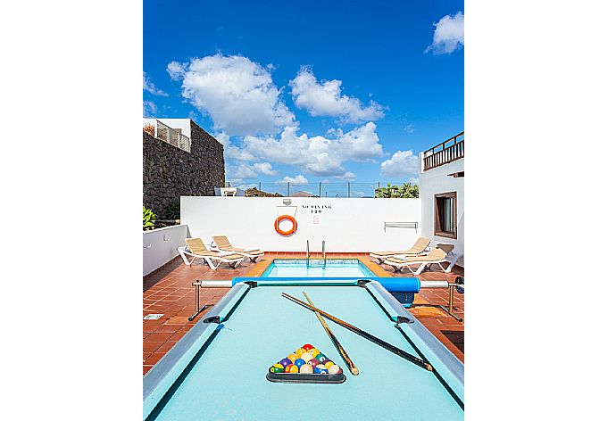 Terrace area with pool table . - Villa Julianne 4 . (Galerie de photos) }}