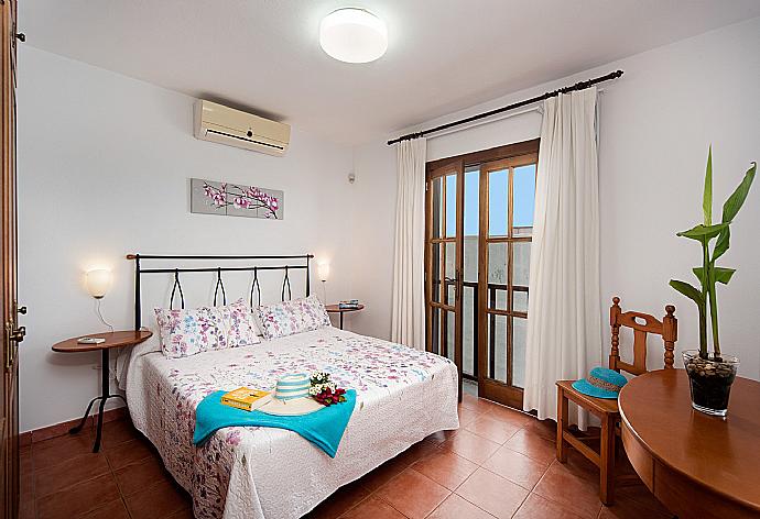 Double bedroom with en suite bathroom, A/C, and upper terrace access . - Villa Julianne 4 . (Galleria fotografica) }}