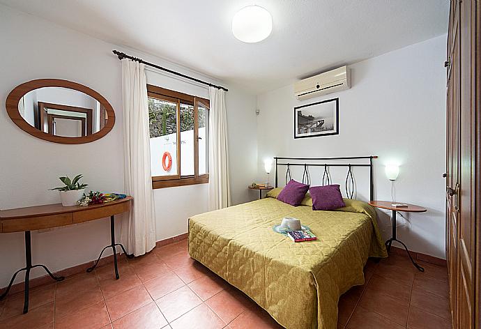 Double bedroom with A/C  . - Villa Julianne 4 . (Galleria fotografica) }}