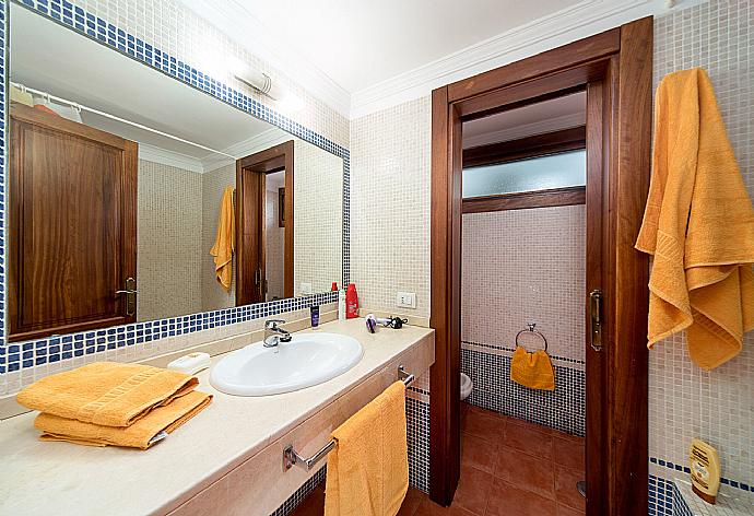 En suite bathroom with bath and shower . - Villa Julianne 4 . (Photo Gallery) }}