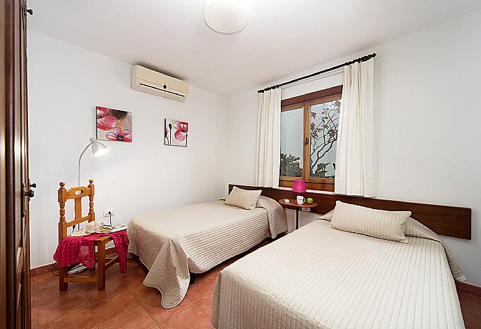 Twin bedroom with A/C . - Villa Julianne 4 . (Galerie de photos) }}