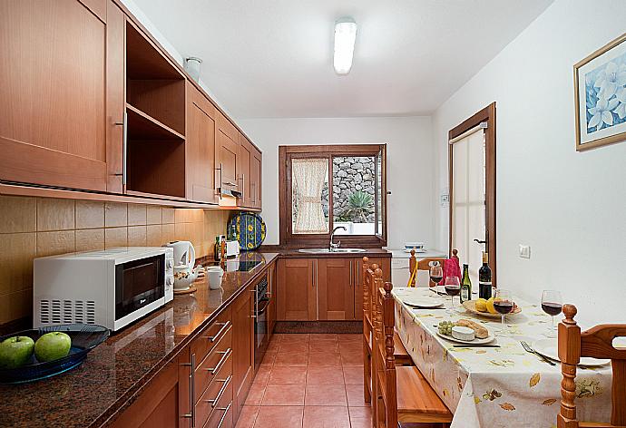 Equipped kitchen with dining area . - Villa Julianne 4 . (Galleria fotografica) }}