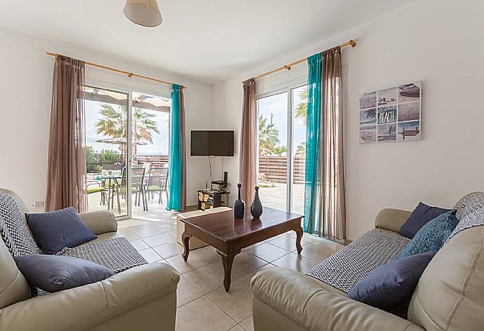 Living room with dining area  . - Villa Aspelia . (Fotogalerie) }}