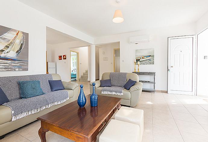 Living room with dining area  . - Villa Aspelia . (Galería de imágenes) }}