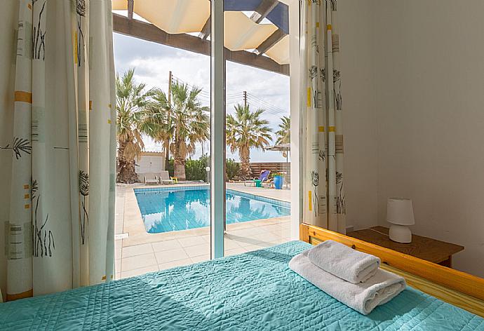 Bedroom with pool view  . - Villa Aspelia . (Галерея фотографий) }}