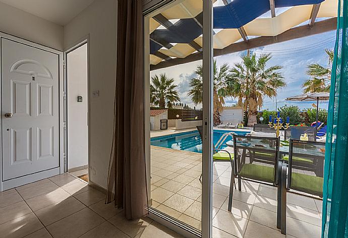 Living area with the pool view  . - Villa Aspelia . (Fotogalerie) }}