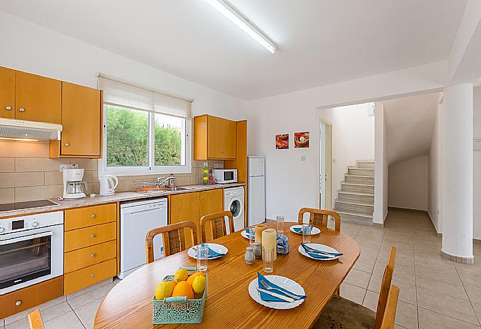 Equipped kitchen with dining area . - Villa Aspelia . (Galerie de photos) }}