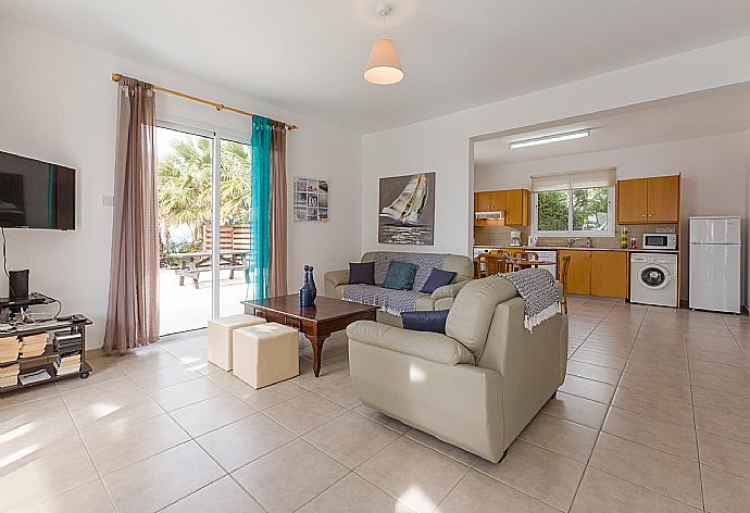 Living room with dining area  . - Villa Aspelia . (Galerie de photos) }}