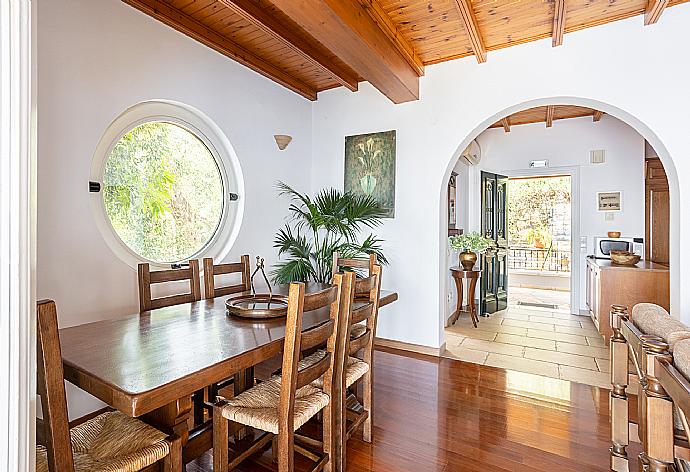 Open-plan living room with sofas, dining area, kitchen, ornamental fireplace, A/C, WiFi internet, satellite TV, and terrace access with sea views . - Villa Elpida . (Galleria fotografica) }}