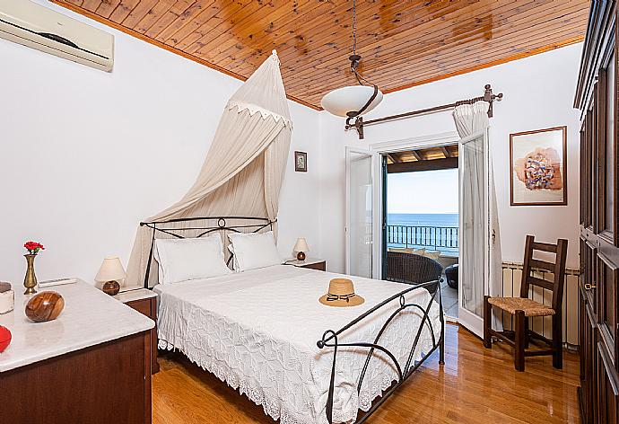 Double bedroom with A/C and terrace access with sea views . - Villa Elpida . (Галерея фотографий) }}