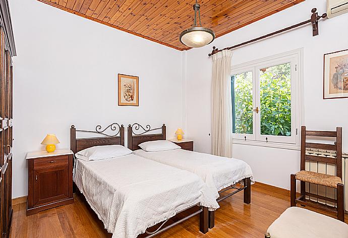 Twin bedroom with A/C and terrace access with sea views . - Villa Elpida . (Photo Gallery) }}