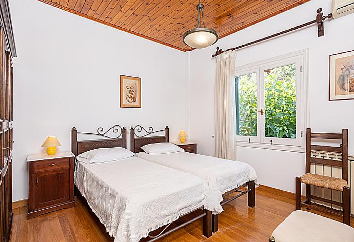 Twin bedroom with A/C and terrace access with sea views . - Villa Elpida . (Галерея фотографий) }}