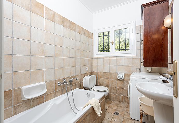 Family bathroom with bath and shower . - Villa Elpida . (Fotogalerie) }}