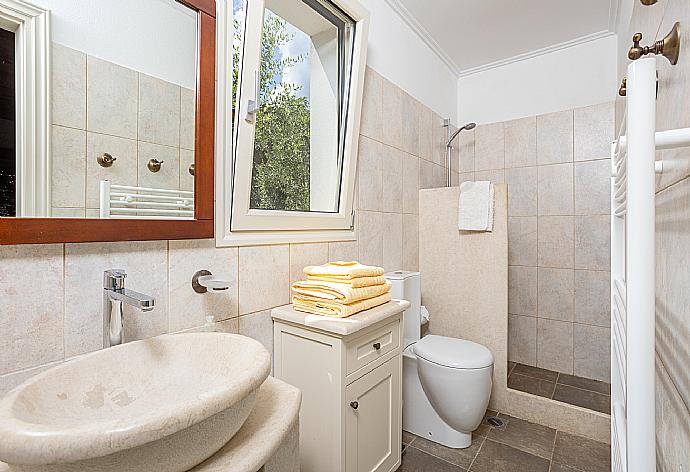 Family bathroom with shower . - Villa Elpida . (Fotogalerie) }}