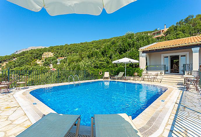 Private pool and terrace  . - Villa Elpida . (Galerie de photos) }}