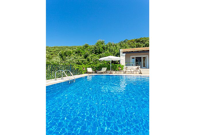 Private pool and terrace . - Villa Elpida . (Photo Gallery) }}