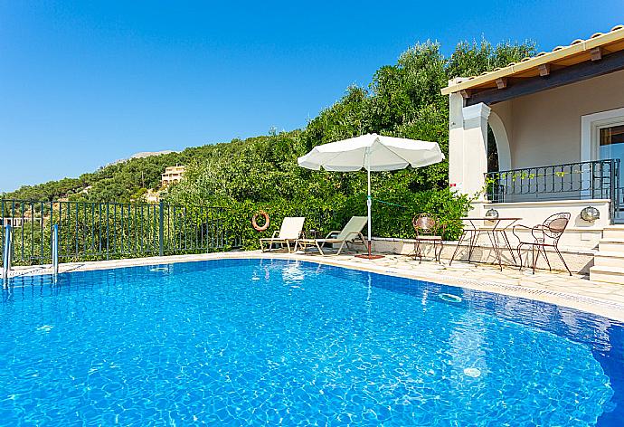 Private pool and terrace  . - Villa Elpida . (Galerie de photos) }}