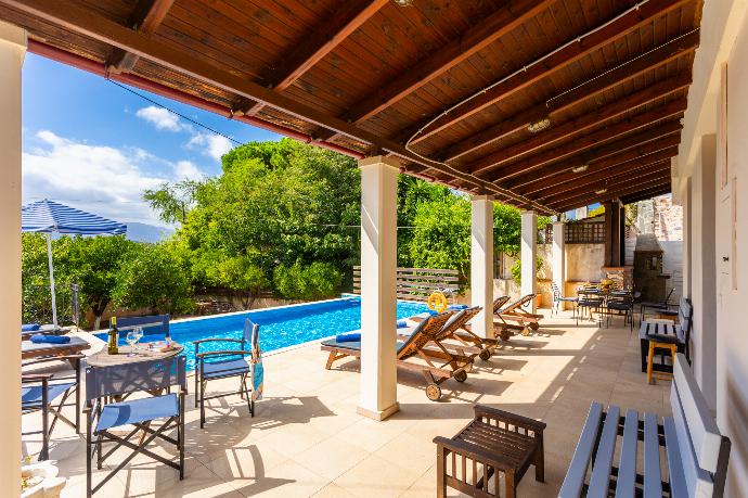 Sheltered terrace area . - Villa Maro . (Galería de imágenes) }}