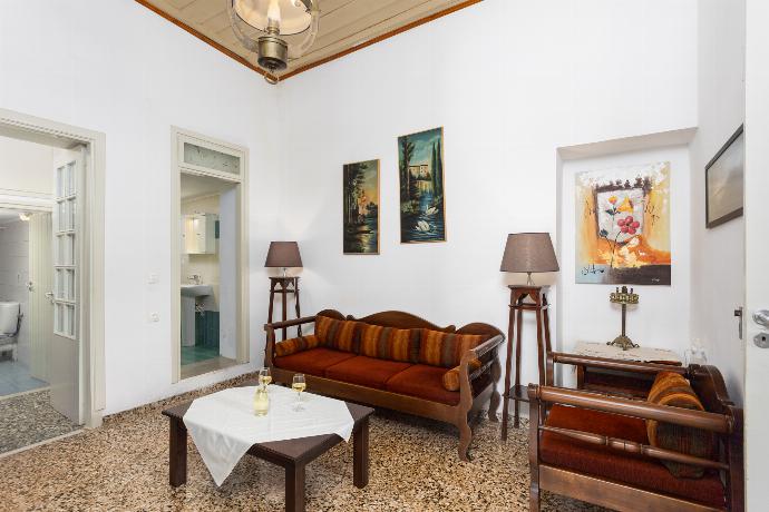 Living room with sofa, WiFi internet, and satellite TV . - Villa Maro . (Galleria fotografica) }}