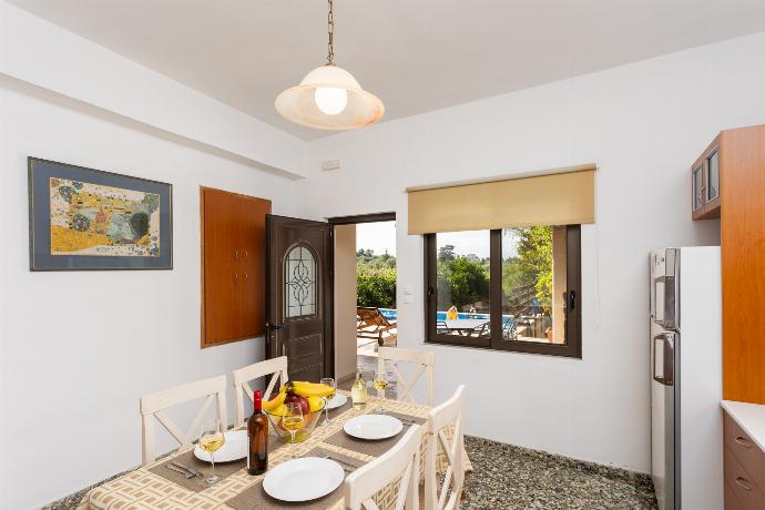 Equipped kitchen with dining area . - Villa Maro . (Galleria fotografica) }}