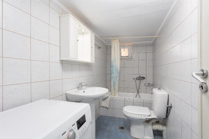 Family bathroom with bath and shower . - Villa Maro . (Fotogalerie) }}