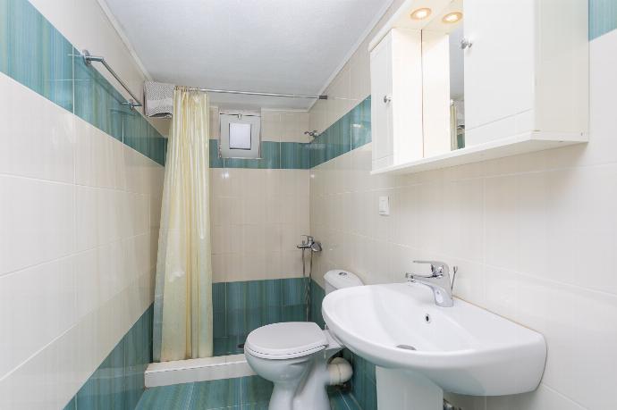 Family bathroom with shower . - Villa Maro . (Fotogalerie) }}