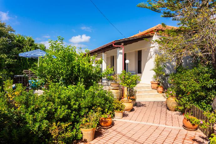 Garden area . - Villa Maro . (Photo Gallery) }}